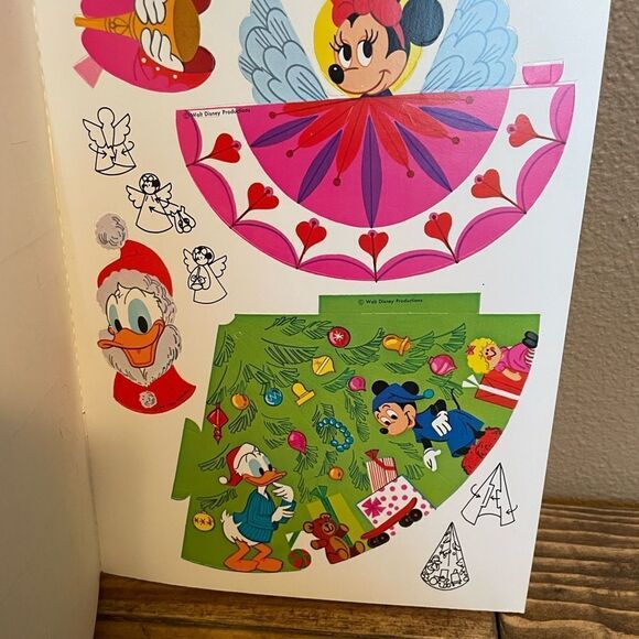 1979 Walt Disney Decorate A Christmas Tree Book - Picture 3 of 9
